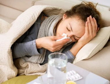 Τι να κάνετε αν αισθάνεστε ότι σας… τριγυρνάει κρυολόγημα